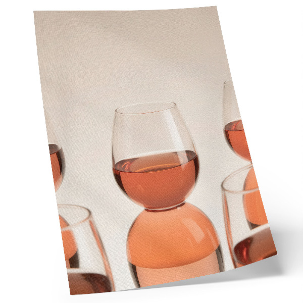 Poster Gläser mit rosa Flüssigkeit auf hellem Hintergrund