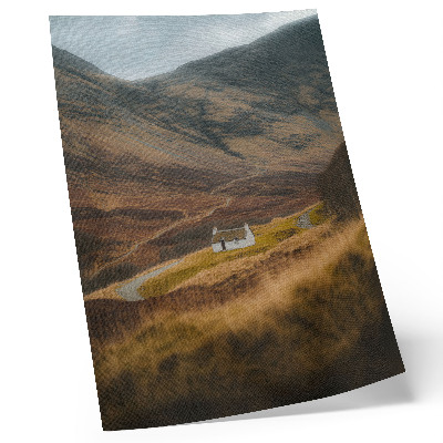 Wandposter Eine Berglandschaft mit einer einsamen Hütte inmitten der Natur