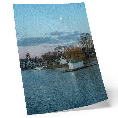 Poster Der Himmel über dem See, die Häuser, der Mond, die Bäume