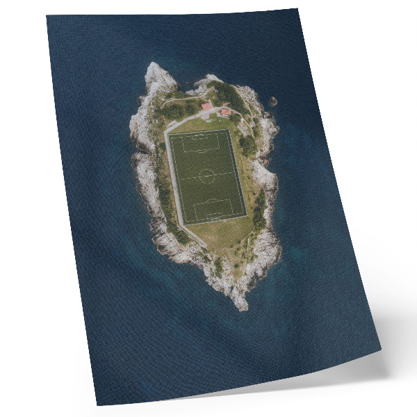 Poster Ein Pitch auf einer Insel, umgeben von einem türkisfarbenen Meer