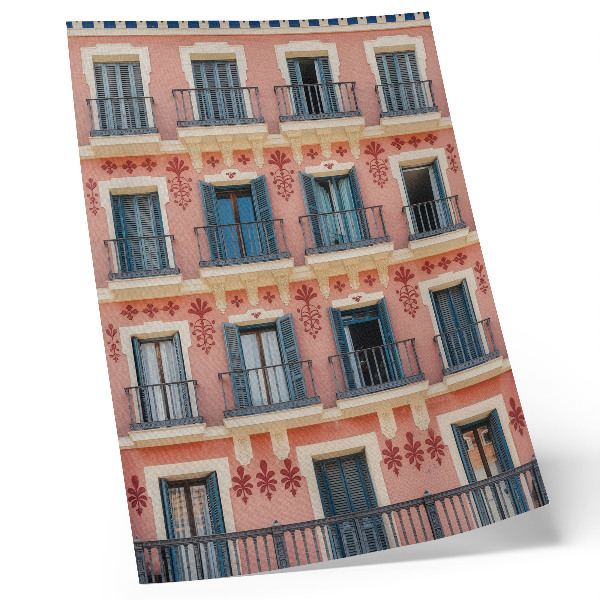 Poster Symmetrische Fassade mit marineblauen Fensterläden und floralen Verzierungen