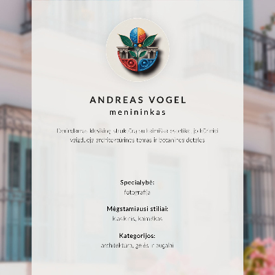 Poster Symmetrische Fassade mit marineblauen Fensterläden und floralen Verzierungen