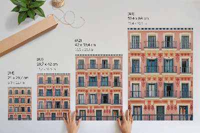 Poster Symmetrische Fassade mit marineblauen Fensterläden und floralen Verzierungen