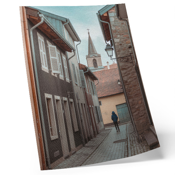 Poster Enge Straße, Mietshäuser, Turm, blauer Mantel