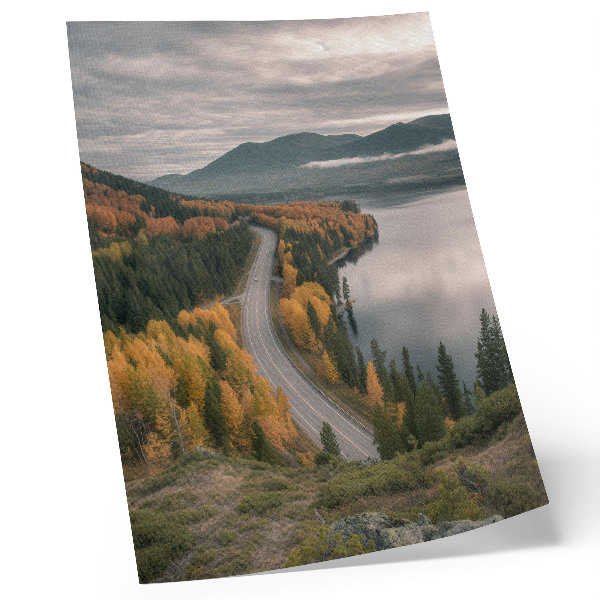 Wandposter Eine malerische Straße zwischen den Bäumen am Seeufer