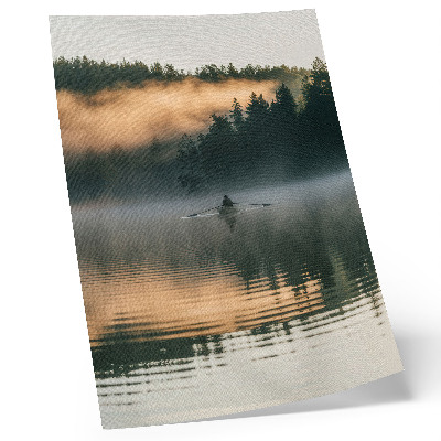 Wandposter Boot im Nebel auf dem See, grüne Bäume, Wasserspiegelungen
