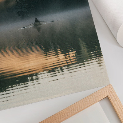 Wandposter Boot im Nebel auf dem See, grüne Bäume, Wasserspiegelungen