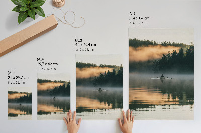 Wandposter Boot im Nebel auf dem See, grüne Bäume, Wasserspiegelungen
