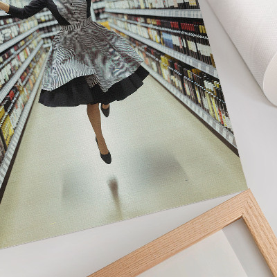 Wandposter Eine Frau in einem Retro-Kleid springt in einem Geschäft
