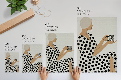 Poster Eine Frau in einem erbsenfarbenen Kleid, die einen geometrischen Becher hält