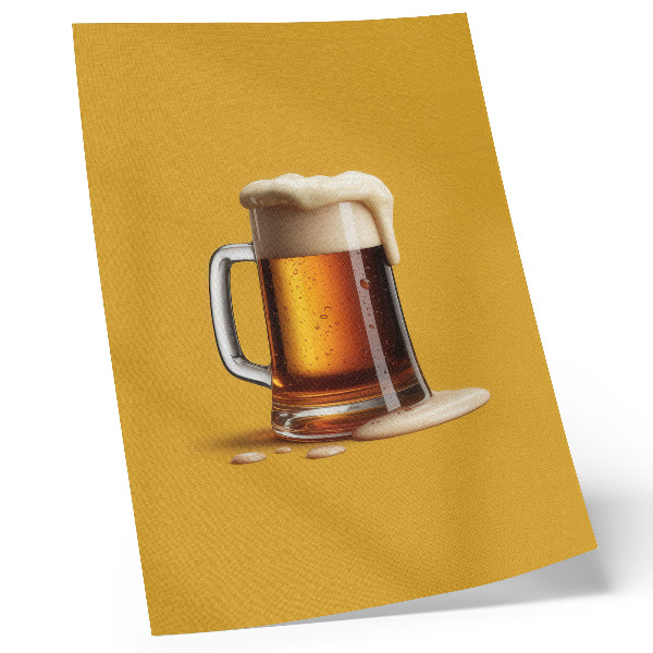 Wandposter Eine Tasse mit bernsteinfarbenem Getränk, gelber Hintergrund, cremiger Schaum