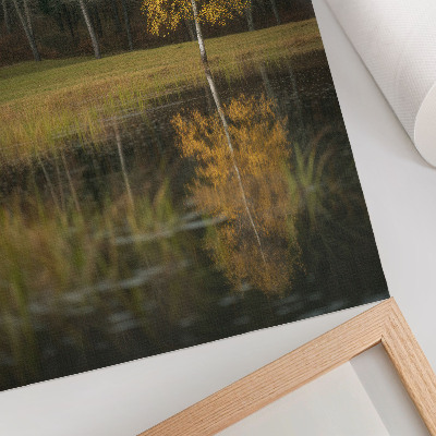 Poster Ein goldener Baum vor dem Hintergrund eines dunklen Waldes und eines Sees