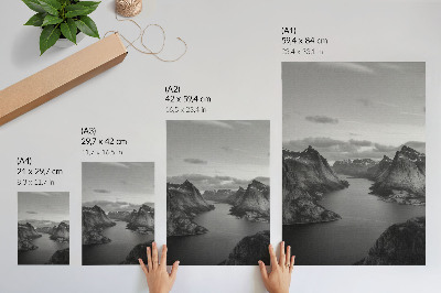 Wandposter Graue, majestätische Berge, ein ruhiger See