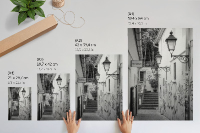 Wandposter Schwarz-weiße Straße mit Graffiti und Straßenlaternen