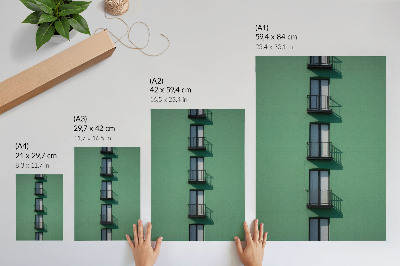 Wandposter Grüne Fassade, Fenster, Balkone, Schatten, modern