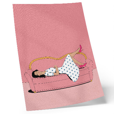 Wandposter Friedliche Entspannungsszene, Frau auf einem rosa Sofa