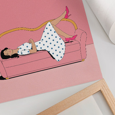 Wandposter Friedliche Entspannungsszene, Frau auf einem rosa Sofa