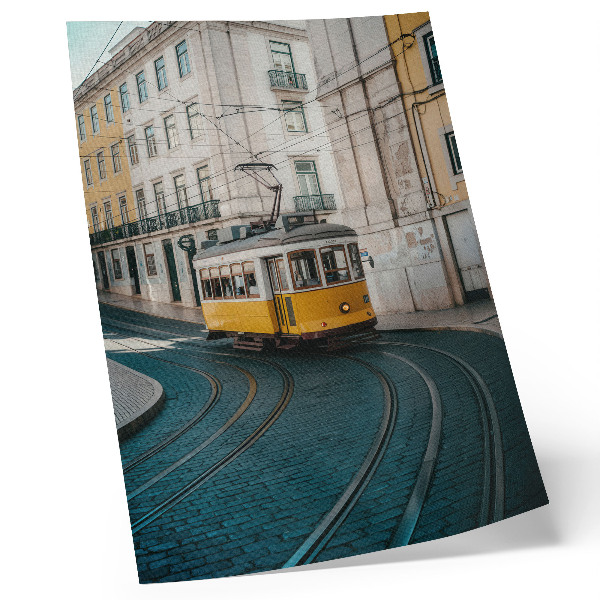 Kunstdruck leinwand Eine gelbe Straßenbahn in einer Kurve einer Stadtstraße
