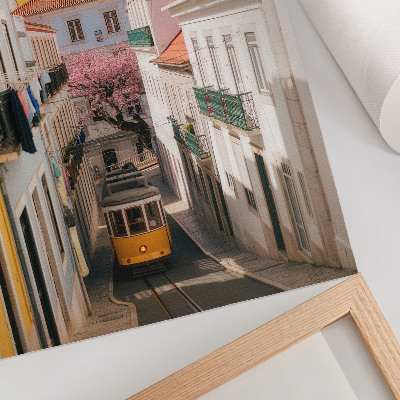 Kunstdruck leinwand Eine Straße mit einer Straßenbahn, pastellfarbenen Mietshäusern und Blumen