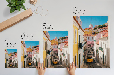 Kunstdruck leinwand Eine Straße mit einer Straßenbahn, pastellfarbenen Mietshäusern und Blumen