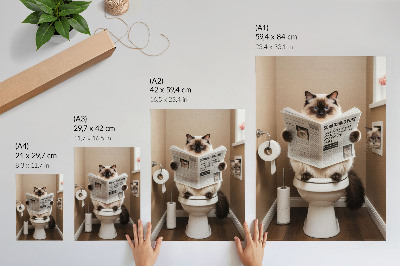 Wandposter Katze vor beiger Zeitungswand – Humor und Wärme