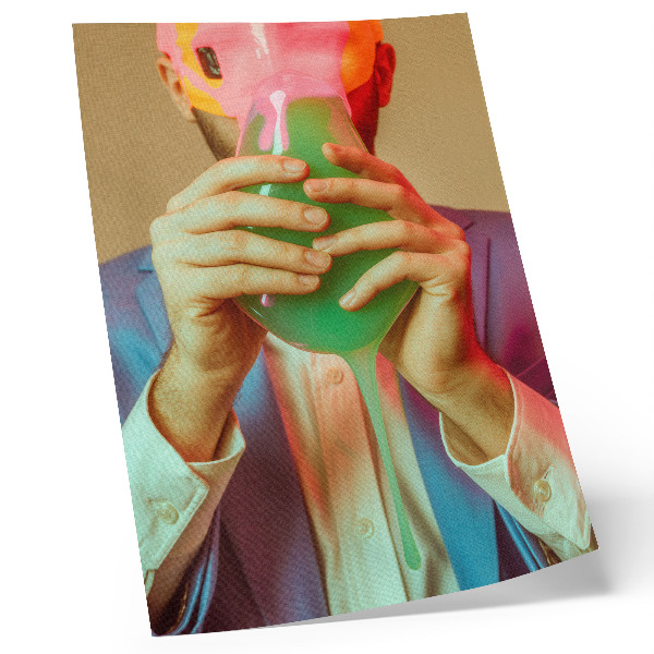 Kunstdruck leinwand Eine farbenfrohe Maske in den Händen einer surrealen Figur