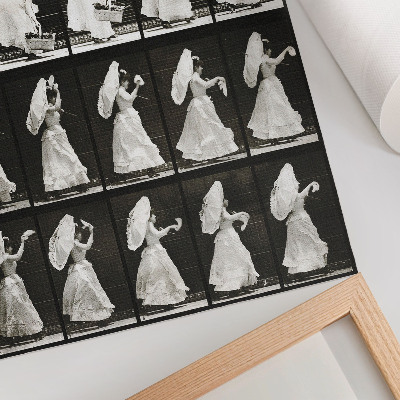 Kunstdruck leinwand Frau hebt einen Korb und winkt mit einem Taschentuch (1887) – Fotografie von Eadweard Muybridge