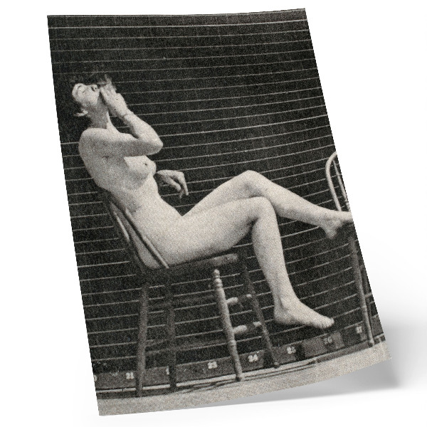 Wandposter Frau sitzt nackt auf einem Stuhl und raucht eine Zigarette, Eadweard Muybridge