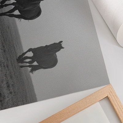 Poster Galoppierende Pferde, sanfter Nebel, friedliche Weite