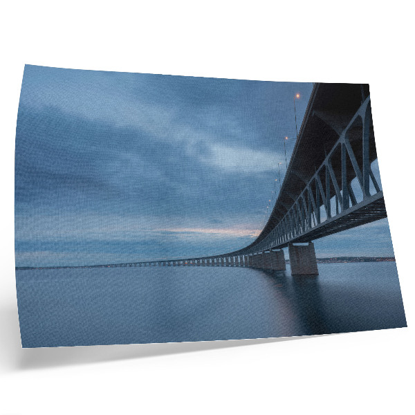 Poster Eine moderne Brücke über ruhiges Wasser