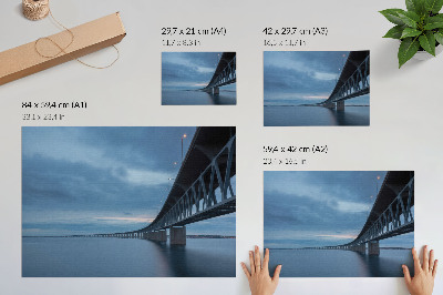 Poster Eine moderne Brücke über ruhiges Wasser
