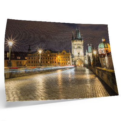 Poster Charmante, nachts beleuchtete Brückenarchitektur der Stadt