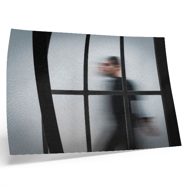 Poster Schwarze Silhouette hinter einem Glasrahmen, grauer Minimalismus