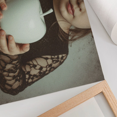 Poster Mädchen mit weißer Frucht, geheimnisvolle Atmosphäre