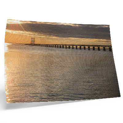 Poster kunstdruck Eine Brücke am Horizont, beleuchtet von der Sonne