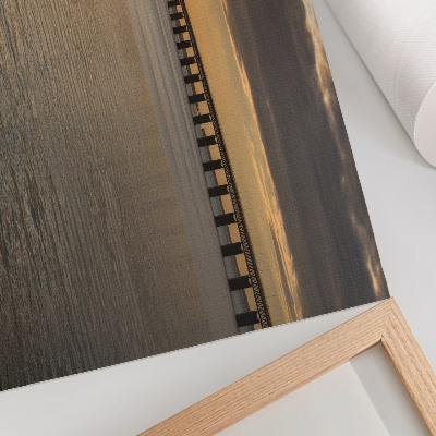 Poster kunstdruck Eine Brücke am Horizont, beleuchtet von der Sonne