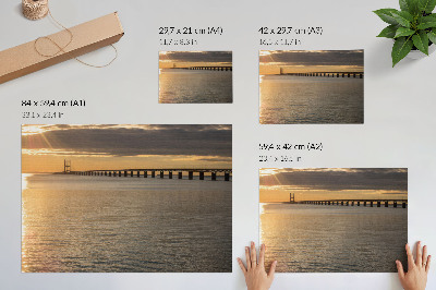 Poster kunstdruck Eine Brücke am Horizont, beleuchtet von der Sonne