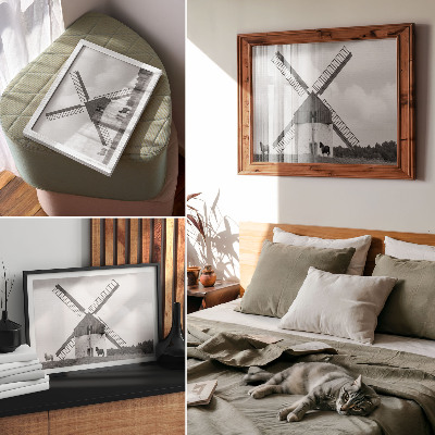 Poster Eine schwarz-weiße Windmühle auf einem Feld mit Pferden