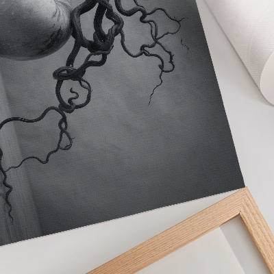 Kunstdruck poster Der Kontrast zwischen Apfel und Ast bildet eine harmonische Monochromie.