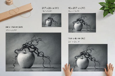 Kunstdruck poster Der Kontrast zwischen Apfel und Ast bildet eine harmonische Monochromie.