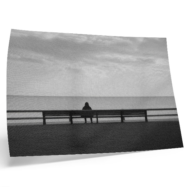 Poster Person auf einer Bank am Meer, graue Harmonie