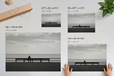 Poster Person auf einer Bank am Meer, graue Harmonie