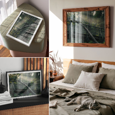 Poster kunstdruck Eine Holzbrücke inmitten von Grün und Sonnenlicht