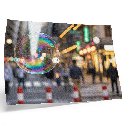 Kunstdruck poster Eine lebhafte Stadtstraße mit einer spiegelnden Blase