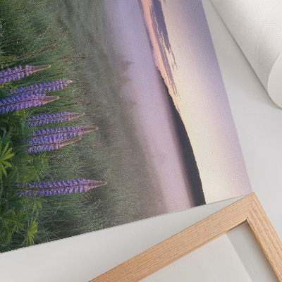 Poster Malerisches Holzhäuschen mit Nebel und Blumen