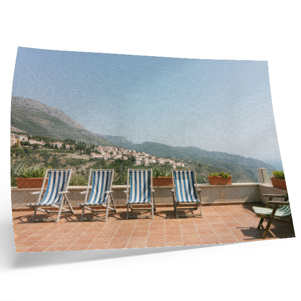 Kunstdruck poster Liegestühle auf der Terrasse mit Blick auf die Berge