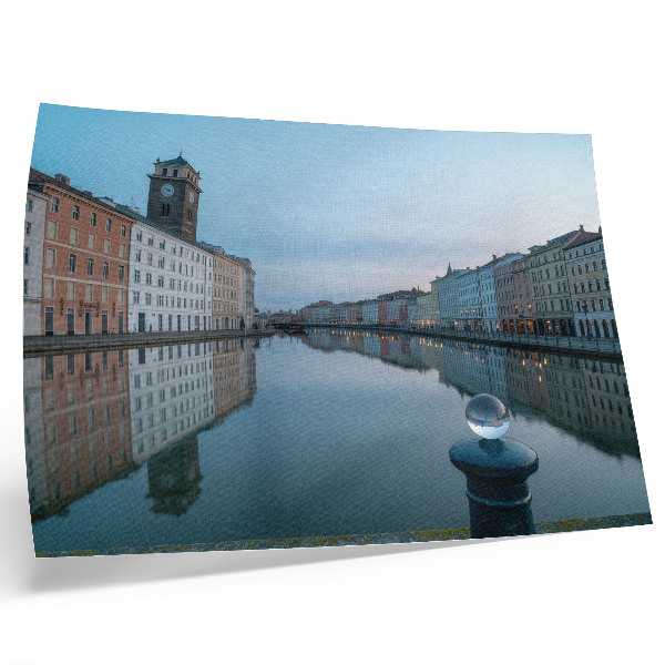 Poster kunstdruck Pastellfarbene Mietshäuser spiegeln sich im Kanalwasser