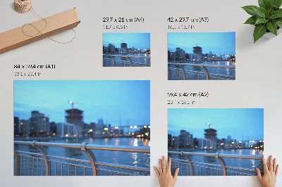 Poster Die Uferpromenade der Stadt am Abend mit verschwommenen Lichtern