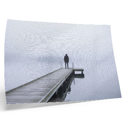 Kunstdruck poster Eine einsame Gestalt auf einem Pier im Nebel
