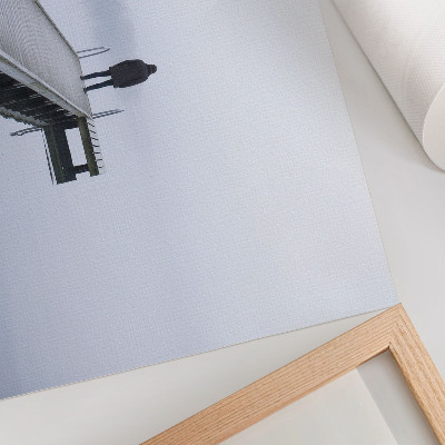 Kunstdruck poster Eine einsame Gestalt auf einem Pier im Nebel